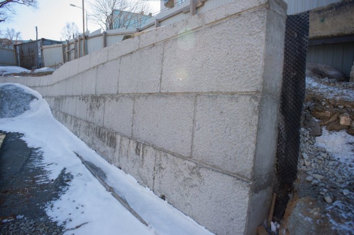 Монтаж подпорных стен из блоков в зимний период
